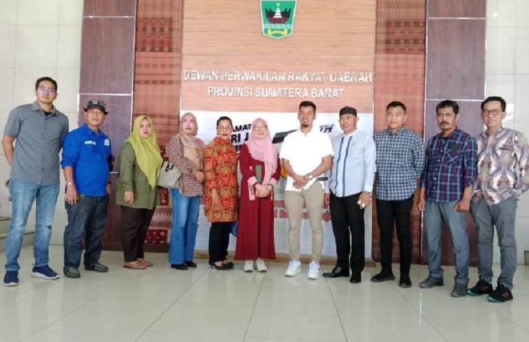 Kasubag Humas dan Protokoler DPRD Sumbar Dahrul Idris, menerima kunjungan DPRD Kabupaten Tanjung Jabung Timur, Rabu (24/5). (Dok : Istimewa)