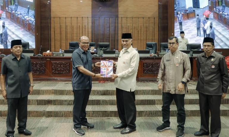Ketua DPRD Sumbar Supardi serahkan buku berisikan ribuan aspirasi masyarakat kepada Gubernur Mahyeldi disaksikan Wakil Ketua Suwirpen Suib dan Sekretaris DPRD Raflis, pada sidang paripurna, beberapa waktu lalu. (Dok : Istimewa)