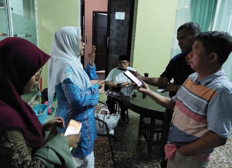Ketua timsel rekrutmen calon anggota Bawaslu Sumbar, Widyaningsih saat ditanya media setelah pengumuman hasil seleksi administrasi, Selasa malam (16/5). (Dok : Istimewa)