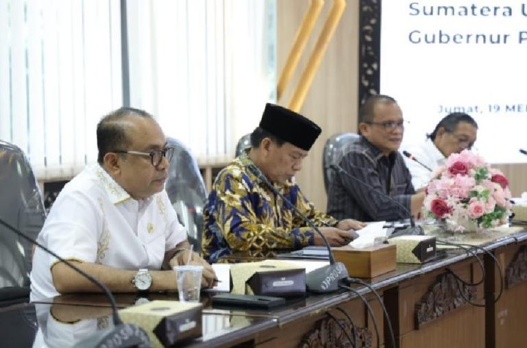 Wakil Ketua DPRD Sumbar Suwirpen Suib didamping Ketua Pansus LKPJ, Desrio Putra saat menyambut kunjungan Pansus LKPJ DPRD Sumut, Jumat (20/5). (Dok : Istimewa)