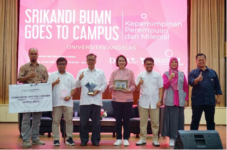 Direktur Keuangan dan Manajemen Risiko PT Angkasa Pura II, Hilda Savitri bersama Wakil Rektor I Unand, Prof Dr M ansyurdin MS saat Srikandi BUMN Goes To Campus di Convention Hall Unand, Jumat (26/5). (Dok : Istimewa)