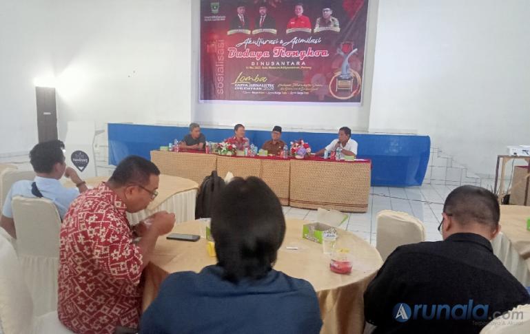 Dua pemateri berikan penjelasan masing-masing terkait keberadaan etnis Tionghoa dalam FGD dan sosialisasi Akulturasi dan Asimilasi Akulturasi dan Asimilasi Budaya Tionghoa di Nusantara di gedung budaya Sumbar, Padang, Selasa (16/5). (Foto : Arzil)