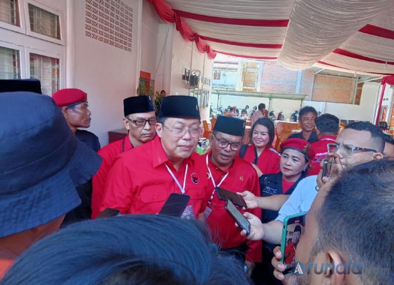 Ketua DPD PDI Perjuangan Sumbar, Alex Indra Lukman beri keterangan kepada wartawan setelah mendaftarkan 65 bacaleg partai ini ke KPU Sumbar, Kamis siang (11/5). (Foto : Arzil)