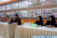 Empa mahasiswi Fisip Unand yang magang di KPU Sumbar saat menghadiri pertemuan dengan Ketua Komite I DPD RI, Alirman Sori di KPU Sumbar, Rabu siang (3/5). (Foto : Arzil)