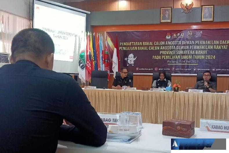 Ketua Komite I DPD RI, yang juga Senator asal Dapil Sumbar, Alirman Sori saat berkunjung ke KPU Sumbar, Rabu (3/5). (Foto : Arzil)