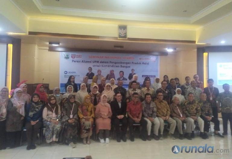 Foto bersama alumni UPM usai Seminar Nasional Hybrid di Gedung Sekolah Pascasarjana Unand, Jumat (19/5). (Foto : Fajril)