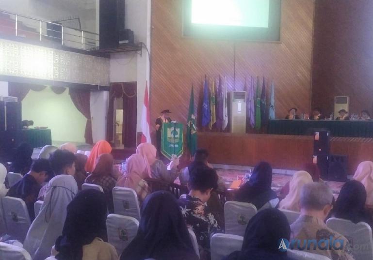 Dosen Departemen Sosiologi FISIP Unand, Drs Jendrius MSi PhD saat Orasi Ilmiah pada Rapat Senat Terbuka dalam rangka Lustrum VI FISIP Unand di Auditorium Unand, Kamis (11/5). (Foto : Fajril)