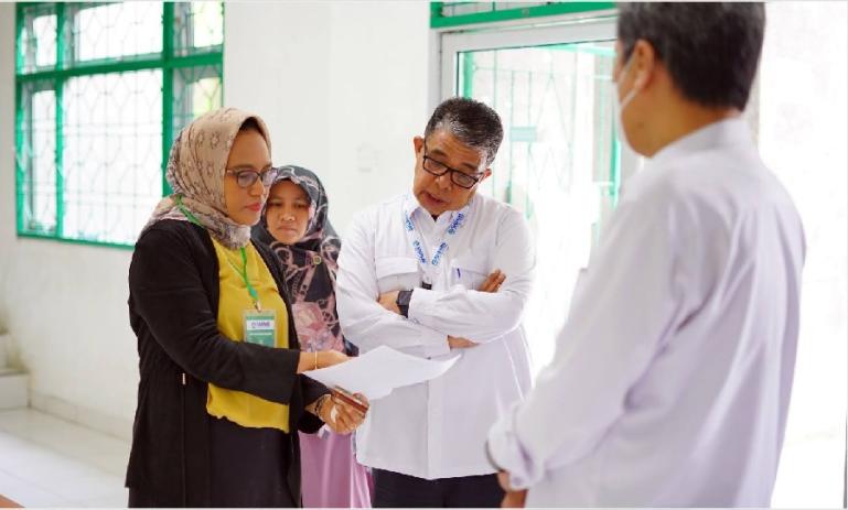 Rektor Unand Prof Dr Yuliandri SH MH meninjau pelaksanaan UTBK SNBT di di beberapa lokasi ujian di kampus Limaumanis. (Dok : Istimewa)  (Dok : Istimewa)