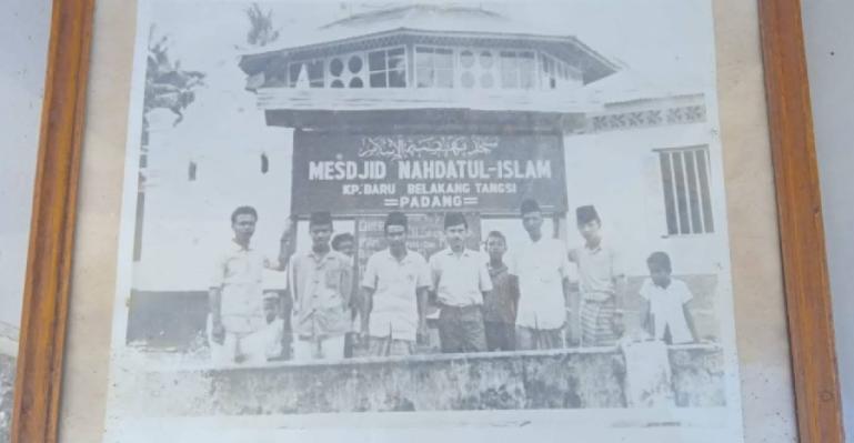 Foto lawas Masjid Nahdatul Islam Belakang Tangsi Kota Padang dan para pengurusnya kala itu. (Dok : Istimewa)