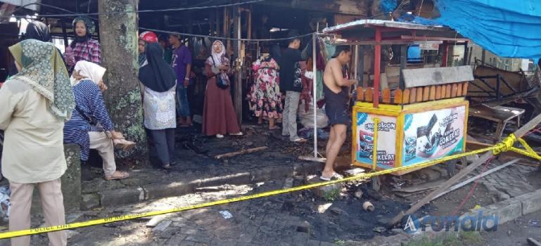Kondisi lapak pedagang pasca kebakaran yang terjadi di pelataran parkir bangunan Matahari lama di Kota Padang, Rabu pagi (17/5). (Foto : Derizon)