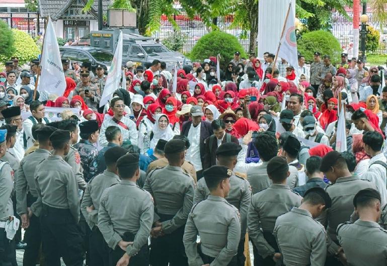 Aliansi organisasi profesi kesehatan di Sumbar gelar aksi demo di DPRD Sumbar, Senin (8/5). (Dok : Istimewa)