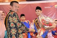 Wako Pariaman, Genius Umar serahkan hadiah kepada Badri Zoni yang menjadi pemenang pertama putra Duta GenRe Kota Pariaman 2023, Sabtu malam (6/5). (Dok : Istimewa)