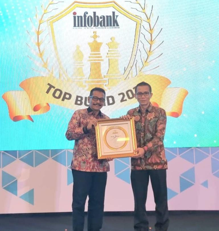 Direktur Utama Bank Nagari Muhamad Irsyad saat menerima penghargaan Top BUMD 2023 dari Direktur Infobank Karnoto Mohamad di Hotel Royal Ambarrukmo, Yogyakarta, Kamis (11/5). (Dok : Istimewa)