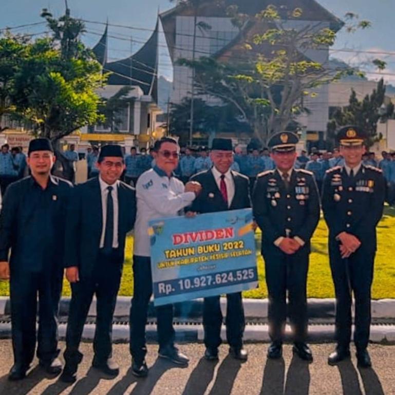 Pemimpin Cabang Bank Nagari Painan Helfiyanrika menyerahkan dividen tahun buku 2022 kepada Bupati Pesisir Selatan Rusma Yul Anwar saat Upacara Peringatan Hari Kebangkitan Nasional 2023 di Kantor Bupati Pesisir Selatan, Senin (22/5). (Dok : Istimewa)