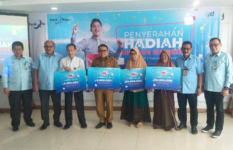 Dirut Bank Nagari Muhamad Irsyad bersama Direktur Kepatuhan dan Keuangan, Restu Wirawan dan Sania Putra, Pemimpin Divisi Pemasaran Syafrizal CH berfoto bersama pemenang undian Simpeda, di kantor pusat Bank Nagari, Senin (15/5). (Dok : Istimewa)
