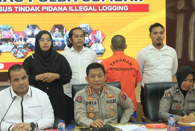 Pelaku pembawa kayu olahan tanpa surat resmi dihadirkan saat konpres di Mapolda Sumbar, Senin (29/5). (Dok : Istimewa)