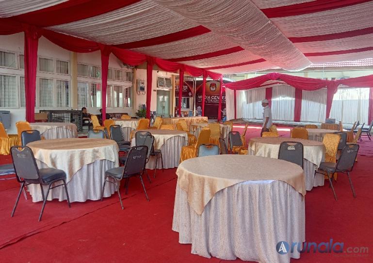 Terlihat tenda, meja beserta kursi disiapkan KPU Sumbar untuk sambut parpol dan bacaleg DPD yang akan mendaftar nantinya di KPU tersebut, Rabu (3/5). (Foto : Arzil)