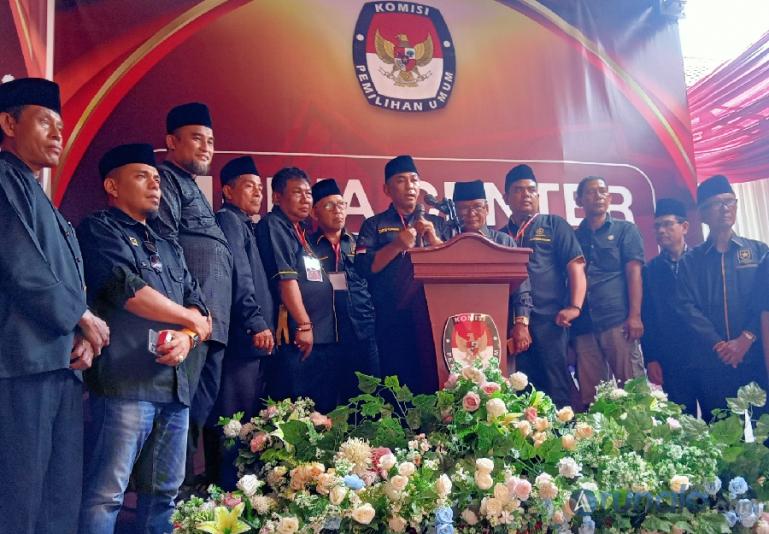 Ketua DPW Partai Ummat Sumbar, Taslim Chaniago bersama bacaleg partainya beri keterangan pers setelah mendaftar di KPU Sumbar, Sabtu (13/5). (Foto : Arzil)