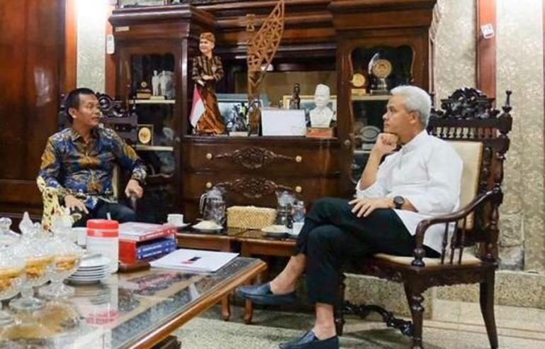 Wako Pariaman, Genius Umar bincang-bincang dengan ketua Keluarga Alumni Universitas Gajah Mada (Kagama), Ganjar Pranowo, di Puri Gede, Semarang, Rabu (3/5). (Dok : Istimewa)