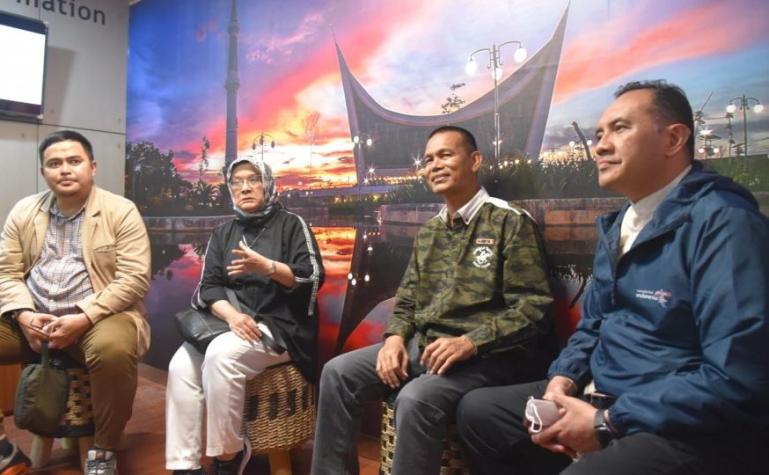 Wali Kota Pariaman, Genius Umar saat menyambut kedatangan Plh Deputi Bidang Industri dan Investasi Kementerian Pariwisata dan Ekonomi Kreatif, Rizki Handayani, di BIM, Kamis (11/5) malam. (Dok : Istimewa)