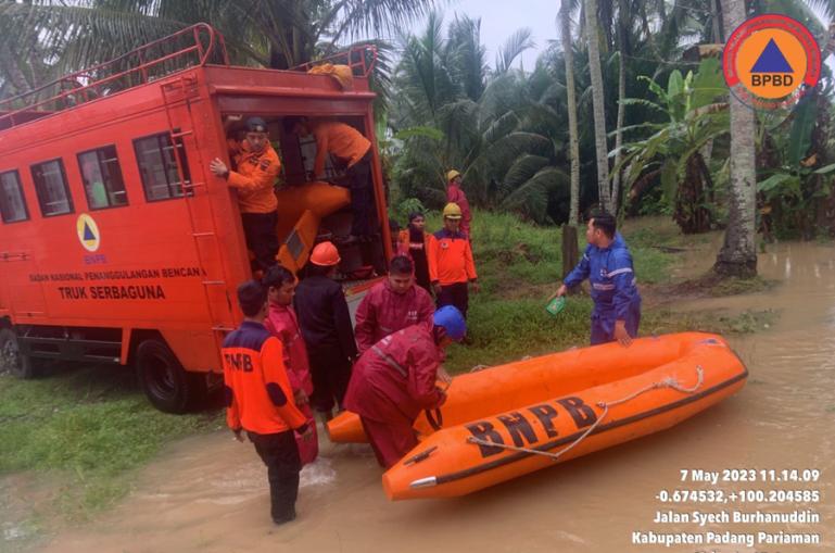 Personil BPBD Kabupaten Padangpariaman mengeluarkan perlengkapan untuk mengevakuasi warga yang terjebak banjir. (Dok : Istimewa)