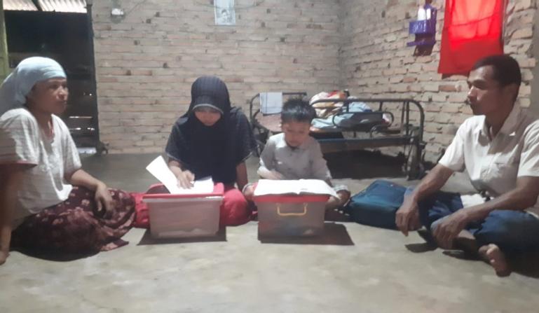 Keluarga Rasip bersama istri dan dua anaknya di rumah sederhana yang jauh dari pemukiman. (Dok : Istimewa)