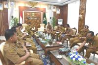 Bupati Suhatri Bur pimpin rapat koordinasi dengan para OPD menyikapi ambruknya jembatan Kayu Gadang Lubuk Alung, di ruang kerjanya di Kawasan IKK Parit Malintang, Senin (8/5). (Dok : Istimewa)