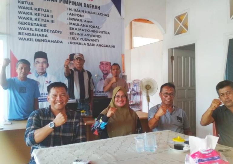 Sekretaris DPW Partai Perindo Sumbar Hefri Admen Handra, Bacaleg Perempuan Sesliani, Ketua DPD Pessel Oktoviandi, dan Sekretaris Eka Markurni Putra di Kantor DPD Perindo Pessel, Jumat (19/5). (Dok : Istimewa)