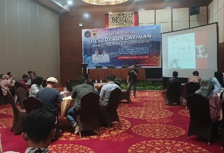 Pegiat Pariwisata Sumbar Joni Mardianto SS MPar saat menjadi narasumber Pelatihan Pengelolaan Desa Wisata di Emersia Hotel and Resort Batusangkar. (Dok : Istimewa)