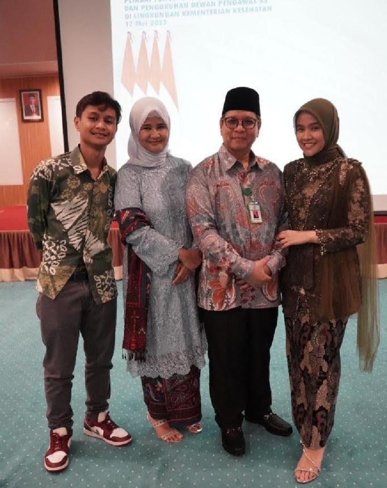 Direktur Utama RSUP M Djamil Dr dr Dovy Djanas SpOG KFM MARS bersama istri dan anak usai pelantikan. (Dok : Istimewa)