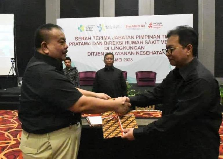 Prosesi serah terima jabatan Direktur Utama RSUP M Djamil di Grand Mercure Solo Baru, Sukoharjo Jawa Tengah, Minggu (21/5). Turut disaksikan Direktur Jenderal Pelayanan Kesehatan Kementerian Kesehatan RI dr Azhar Jaya SKM MARS.  (Dok : Istimewa)