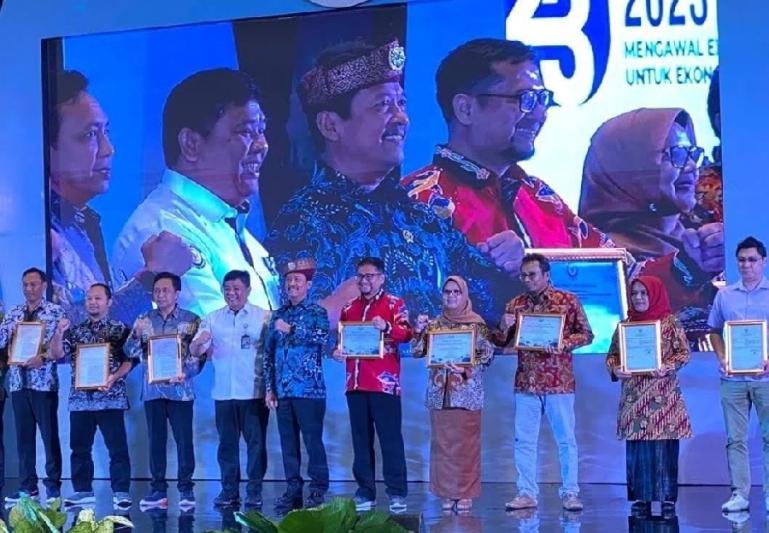 Menteri KKP Sakti Wahyu Trenggono bersama peraih penghargaan KKD, salah satunya Kadis DKP Sumbar Dr Ir Reti Wafda MTp saat Rakernis DJPRL 2023 di Batam. (Dok : Istimewa)