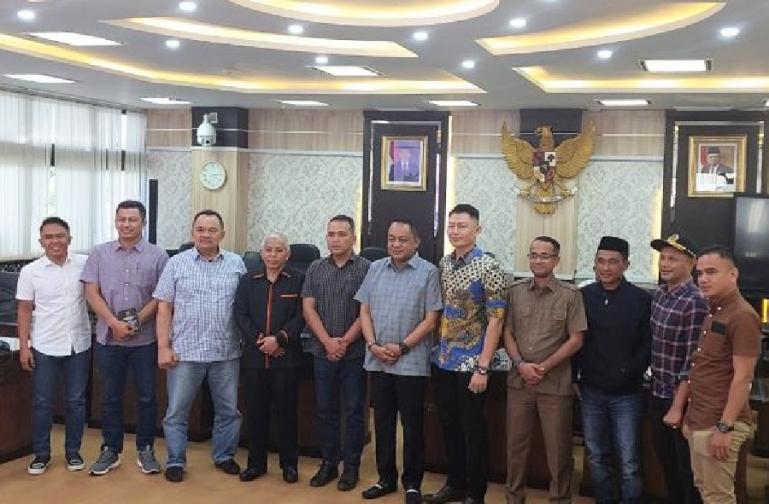 Rombongan DPRD Solsel bersama Ketua Komisi III DPRD Sumbar Ali Tanjung seusai konsultasi, Selasa (23/5). (Dok : Istimewa)