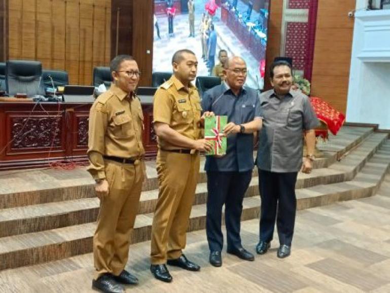 Ketua DPRD Sumbar Supardi serahkan nota ranperda pada Wagub Audy Joinaldy dalam rapat paripurna, Senin (22/5).(Dok : Istimewa)