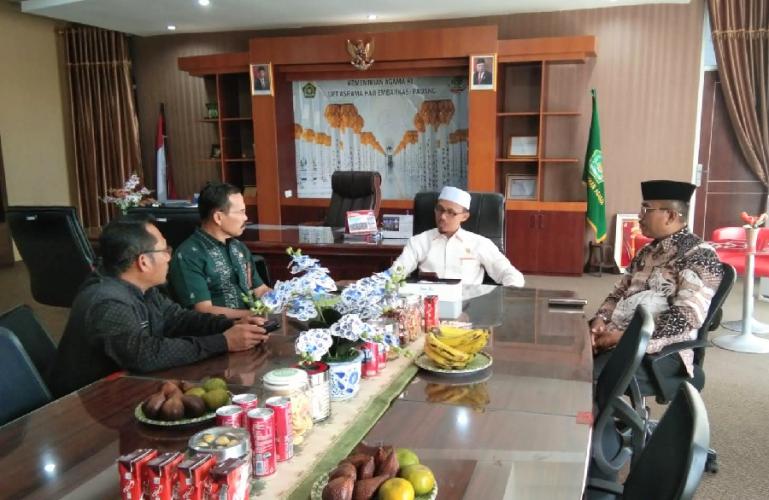 Wakil ketua DPRD Sumbar, Irsyad Safar didampingi anggota Komisi V, Hardinalis Kobal bertemu Kepala UPT Asrama Haji Embarkasi Padang, Afrizen saat tinjau asrama itu, Jumat (26/5).