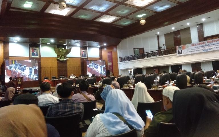 DPRD Sumbar gelar sidang paripurna beragendakan jawaban gubernur tentang Ranperda Perhutanan Sosial, Jumat (26/5). (Dok : Istimewa)