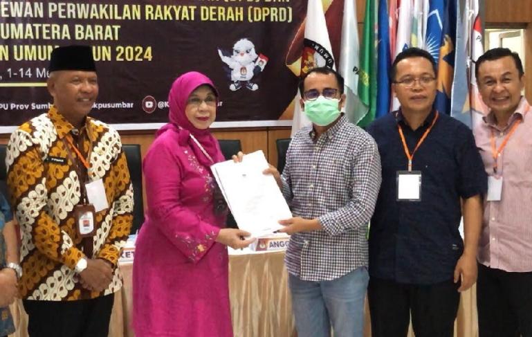 Incumbent DPD RI, Emma Yohanna terima berita acara dari komisioner KPU Sumbar, Gebril Daulai setelah mendaftar, Jumat (12/5). (Dok : Istimewa)
