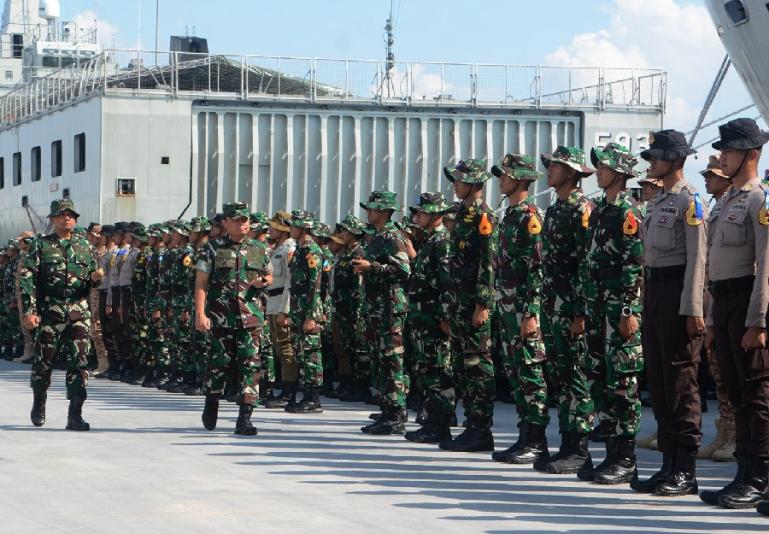 Komandan Jenderal Akademi TNI, Letjen TNI Teguh Arief Indratmoko, pimpin apel pemberangkatan peserta Latsitarda Nusantara ke 43 ke Sumbar di Dermaga Samudera 2 Tanjung Mas, Semarang, Jumat (12/5). (Dok : Istimewa)