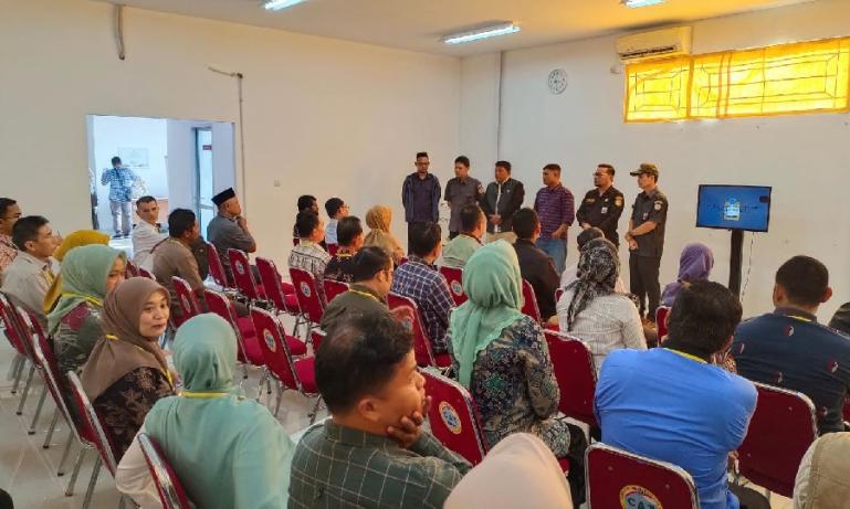 Timsel calon anggota Bawaslu Sumbar dan tim sekretariat berikan arahan tata cara ujian tertulis kepaa peserta di UPT BKN Sumbar, Senin pagi (22/5). (Dok : Istimewa)