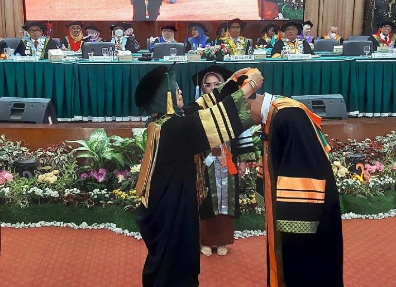 Prosesi pengukuhan guru besar Prof Dr Asrinaldi MSi di Convention Hall Unand, Senin (15/5). (Dok : Istimewa)