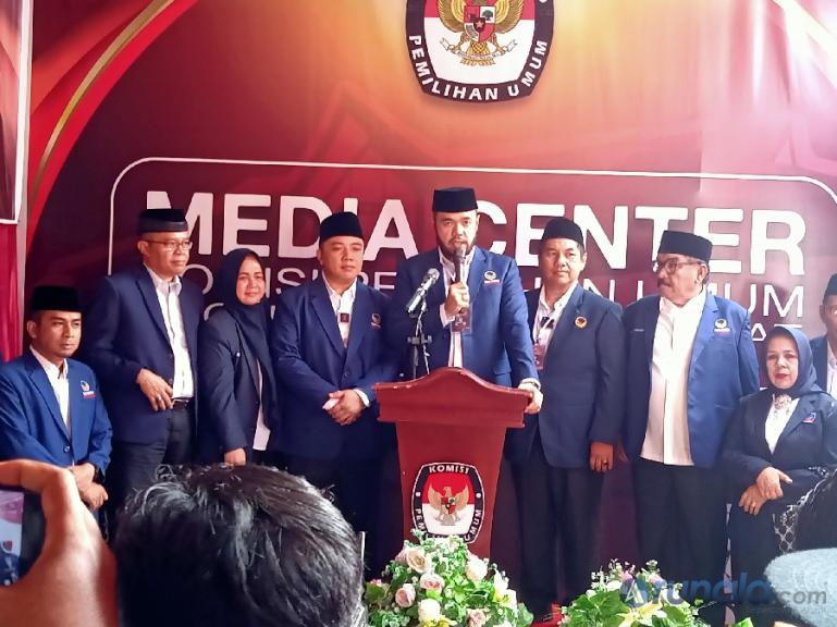 Ketua DPW Partai NasDem Sumbar, Fadly Amran didampingi para pengurus lainnya berikan keterangan saat konferensi pers setelah mendaftar ke KPU Sumbar, Kamis (11/5). (Foto : Arzil)