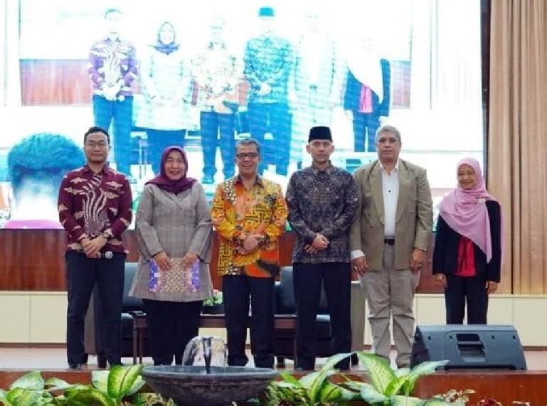 Rektor Unand Prof Yuliandri SH MH bersama Dekan FT Unand Prof Ikhwana Elfitri PhD saat Dies Natalis ke 38 tahun di Gedung Convention Hall Kampus Limau Manis, Selasa (16/5). (Dok : Istimewa)