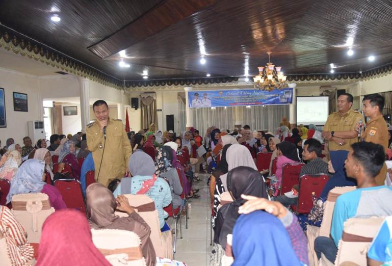 Wali Kota Pariaman, Genius Umar terlihat diskusi dengan masyarakat yang akan menerima bantuan program pembuatan jamban dari Kementerian PUPD, di Pariaman, Senin siang (15/5). (Dok : Istimewa)