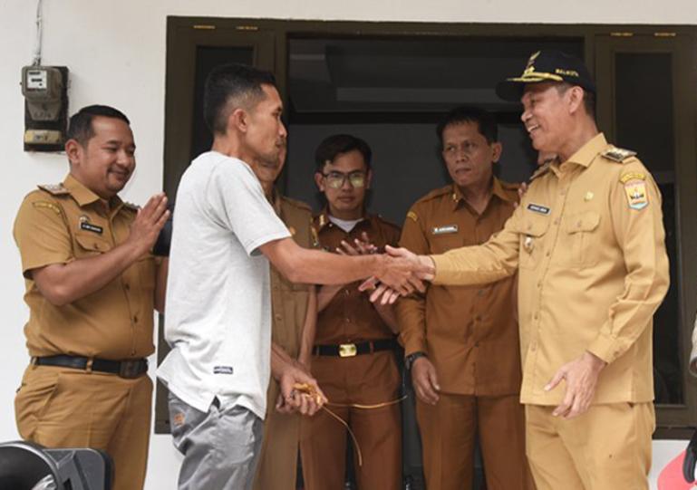 Wako Genius Umar serahkan rumah swadaya kepada Fajri di Desa Desa Kampung Gadang Padusunan, Senin (8/5). (Dok : Istimewa)
