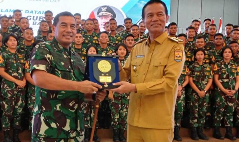 Wali Kota Pariaman, Genius Umar terima cindermata dari Mabes TNI yang berhubungan Kota Pariaman jadi salah satu tempat pelaksanaan Latsitardanus ke- XLIII, Selasa (2/5). (Dok : Istimewa)