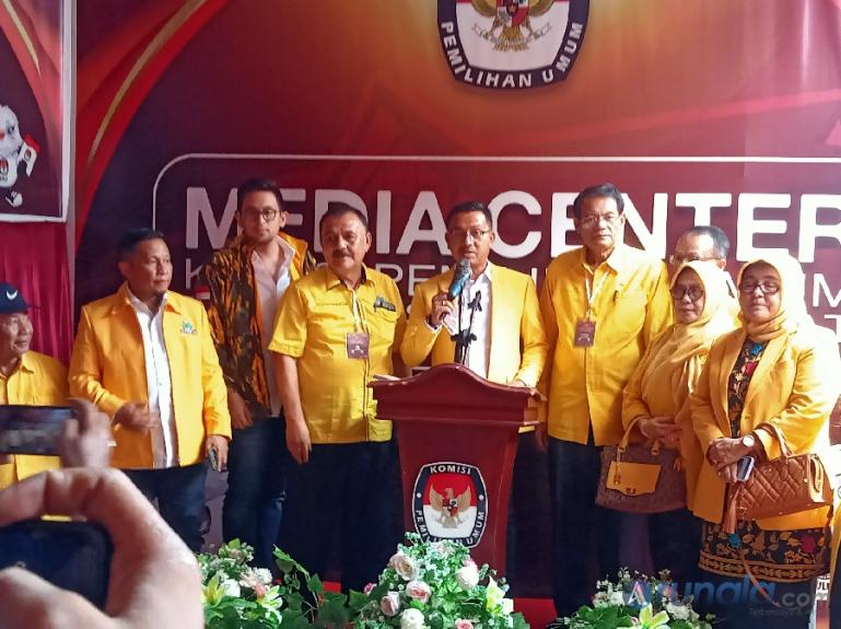 Ketua DPD Golkar Sumbar, Khairunas bersama para bacaleg sampaikan target perolehan kursi DPRD Sumbar di pileg 2024 kepada wartawan di media center KPU Sumbar, Sabtu (13/5). (Foto : Arzil)