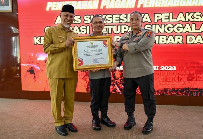 Gubernur Sumbar, Mahyeldi serahkan penghargaan kepada Kapolda Sumbar Irjen Pol. Suharyono, S.I.K, SH, Senin (16/5). (Dok : Istimewa)