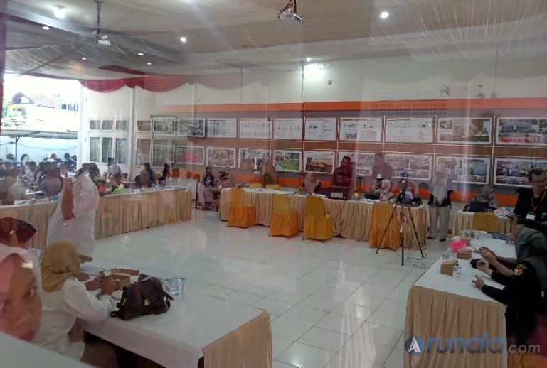 Meja pendaftaran yang disediakan KPU Sumbar, untuk partai mencalonkan bacalegnya, Minggu (14/5). (Foto : Arzil)