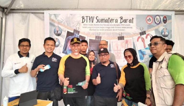 Gubernur Sumbar Mahyeldi Ansharullah, Kepala Dinas Kesehatan Sumbar dr Lila Yanwar MARS bersama Koordinator Wilayah HBTKVI Sumatera Tengah (Sumbar, Riau dan Kepri) dr Muhammad Riendra SpBTKV Subsp VE (K) di stan HBTKVI saat Expo HBDI ke-115 di Pelataran P