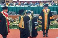 Prosesi pengukuhan guru besar Prof Dr Ratni Prima Lita SE MM di Convention Hall Unand, Senin (15/5). (Dok : Istimewa)